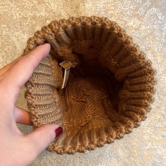Brand New Michael Kors Cable Knit Cuffed Winter Hat Camel Beanie Gold Tone Logo